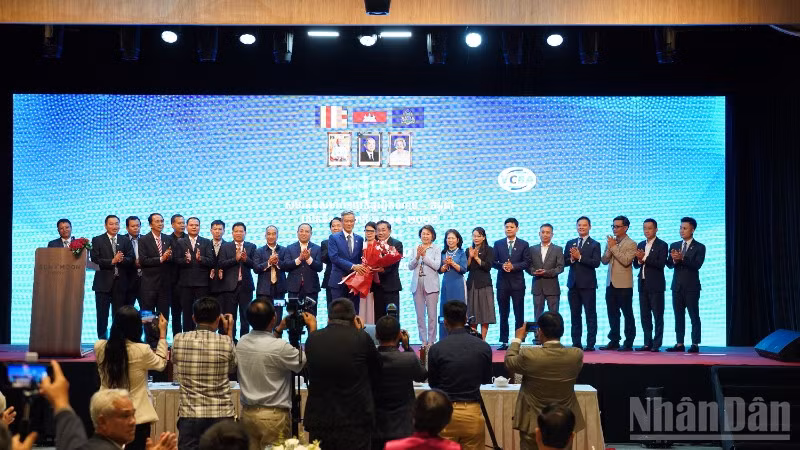 Đại sứ Nguyễn Minh Vũ tặng hoa chúc mừng các thành viên Ban chấp hành VCBA nhiệm kỳ 2025-2029. (Ảnh: ĐINH TRƯỜNG)