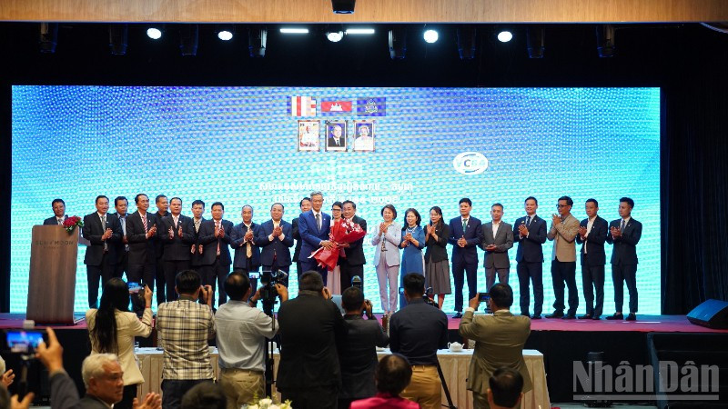 Đại sứ Nguyễn Minh Vũ tặng hoa chúc mừng các thành viên Ban chấp hành VCBA nhiệm kỳ 2025-2029. (Ảnh: ĐINH TRƯỜNG)