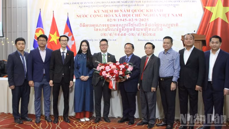 Lãnh đạo tỉnh Battambang chúc mừng Tổng Lãnh sự quán Việt Nam nhân kỷ niệm 80 năm ngày Quốc khánh. (Ảnh: ĐINH TRƯỜNG)