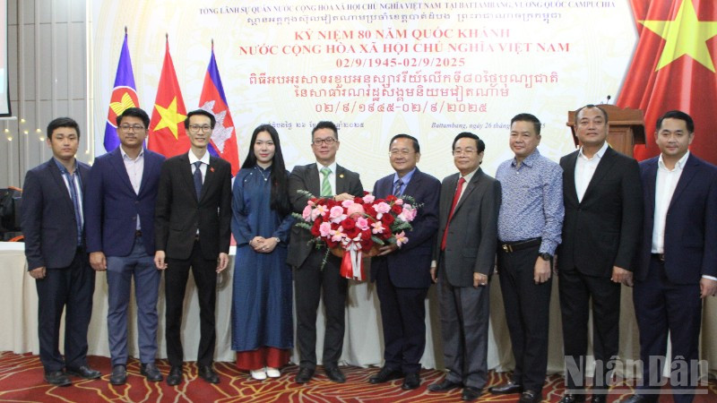 Lãnh đạo tỉnh Battambang chúc mừng Tổng Lãnh sự quán Việt Nam nhân kỷ niệm 80 năm ngày Quốc khánh. (Ảnh: ĐINH TRƯỜNG)