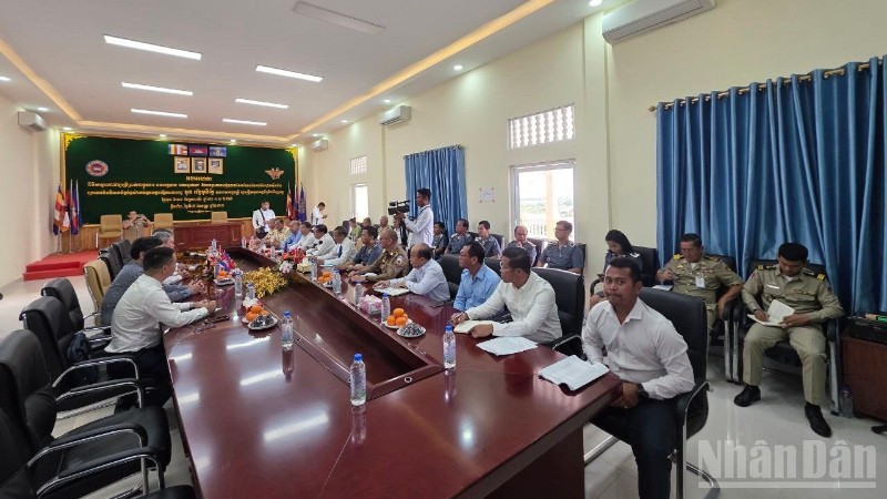 Quang cảnh buổi làm việc giữa Đoàn công tác của Đại sứ quán Việt Nam tại Campuchia với lãnh đạo tỉnh Prey Veng.
