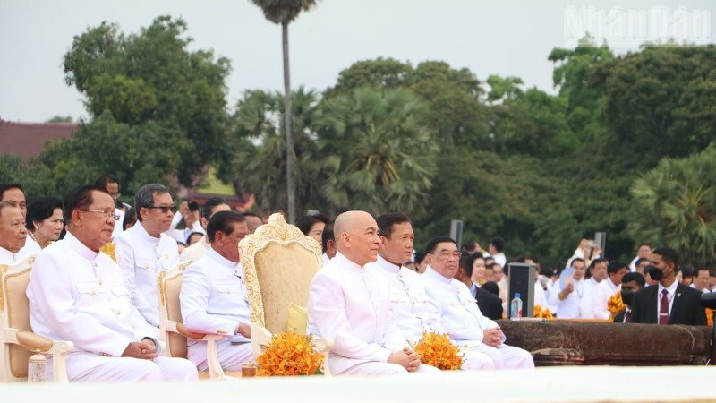 Quốc vương Norodom Sihamoni chủ trì lễ cầu an nhân dịp Năm mới cổ truyền 2025 của Campuchia. (Ảnh: ĐINH TRƯỜNG)