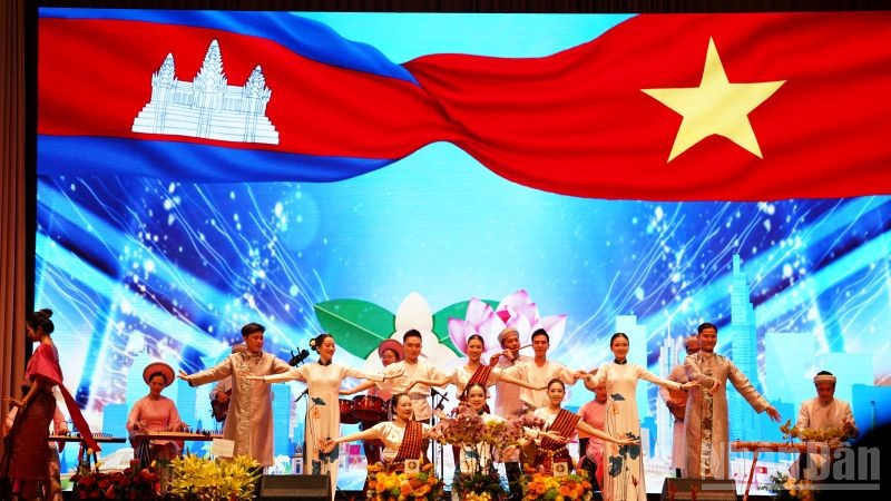 Biểu diễn nghệ thuật chào mừng kỷ niệm 80 năm Quốc khánh Việt Nam tại Campuchia. (Ảnh: ĐINH TRƯỜNG)