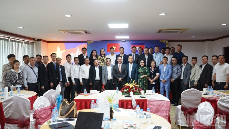 Tọa đàm là cơ hội để lãnh đạo địa phương lắng nghe trực tiếp những trao đổi, kiến nghị của các doanh nghiệp Việt Nam và Campuchia. (Ảnh: HUY VŨ)