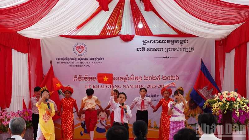 Các em học sinh Trường tiểu học Hữu nghị Khmer-Việt Nam Prey Veng trình diễn ca khúc “Việt Nam-Campuchia Samaki”. (Ảnh: HUY VŨ)