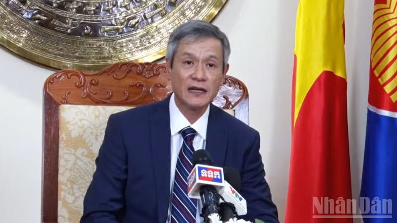 Đại sứ Nguyễn Minh Vũ trả lời phỏng vấn các cơ quan báo chí nhân kỷ niệm 58 năm Ngày Thiết lập quan hệ ngoại giao Việt Nam-Campuchia.