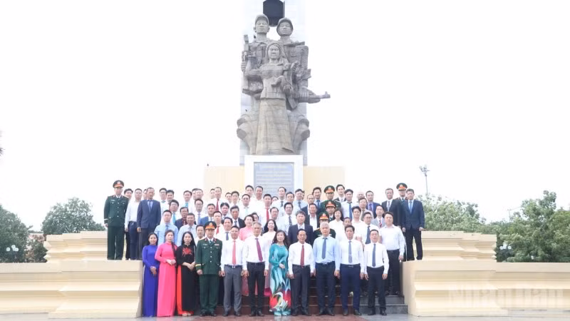 Tham dự buổi lễ có các cán bộ, đảng viên khối văn phòng Đại sứ quán, cơ quan Tùy viên Quốc phòng, các cơ quan báo chí Việt Nam tại Campuchia cùng đại diện các chi ủy chi bộ, lãnh đạo Hội Khmer-Việt Nam và Hiệp hội Doanh nhân Việt Nam tại Campuchia. Bí thư Đảng ủy, Đại sứ Việt Nam tại Campuchia Nguyễn Minh Vũ chủ trì buổi lễ.