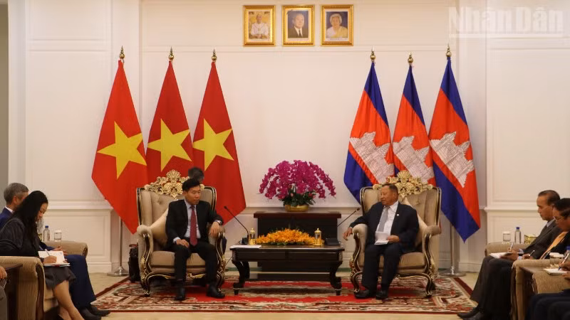 Thứ trưởng Ngoại giao Nguyễn Mạnh Cường tại cuộc gặp Phó Chủ tịch, Trưởng Ban Thường trực Ban Thường vụ Trung ương Đảng Nhân dân Campuchia Samdech Say Chhum. (Ảnh: HUY VŨ)