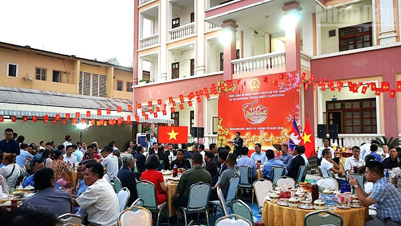 Chương trình Xuân Quê hương 2026 do Tổng Lãnh sự quán Việt Nam tại Battambang tổ chức thu hút đông đảo khách mời tham dự. (Ảnh: HUY VŨ)