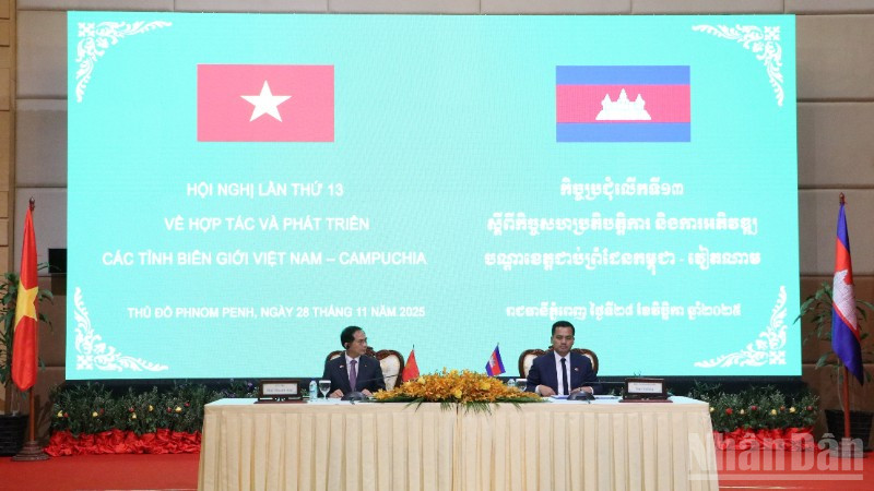 Phó Thủ tướng Chính phủ Bùi Thanh Sơn và Phó Thủ tướng, Bộ trưởng Nội vụ Campuchia Sar Sokha đồng chủ trì Hội nghị Hợp tác và phát triển các tỉnh biên giới Việt Nam-Campuchia lần thứ 13.