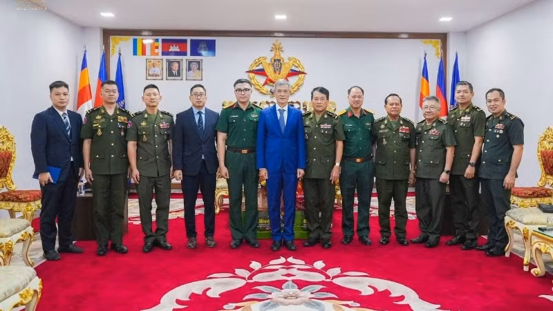 Đại sứ Nguyễn Minh Vũ chúc Tết Đại tướng Vong Pisen, Tổng Tư lệnh Quân đội Hoàng gia Campuchia.