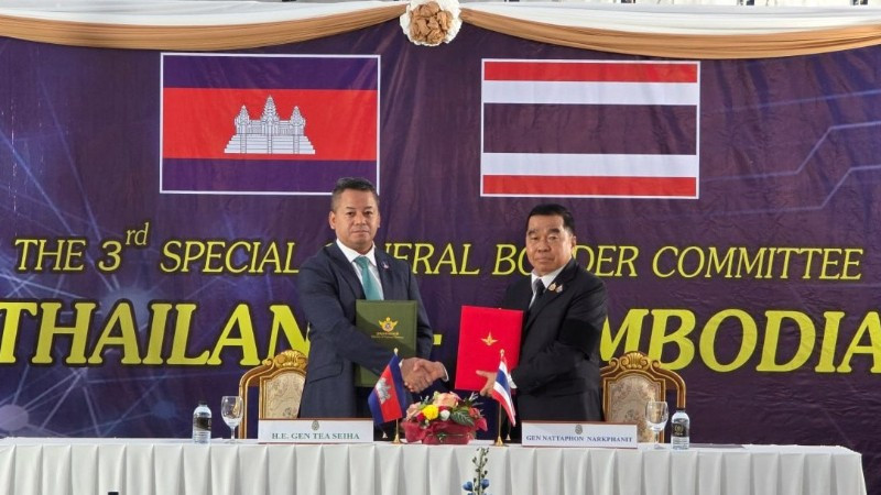 Phó Thủ tướng, Bộ trưởng Quốc phòng Campuchia Tea Seiha và Bộ trưởng Quốc phòng Thái Lan Nattaphon Narkphanit tại Hội nghị đặc biệt lần thứ 3 Ủy ban Biên giới chung Campuchia-Thái Lan. (Ảnh: Bộ Thông tin Campuchia)