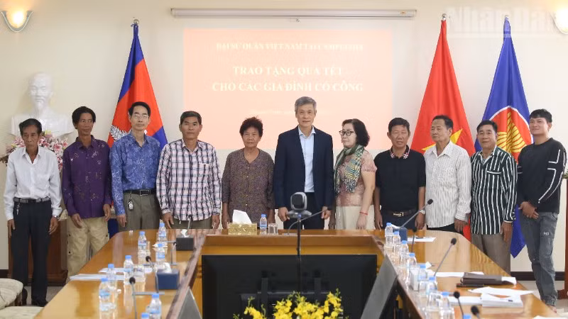 Đại sứ Nguyễn Minh Vũ chụp hình lưu niệm với đại diện các gia đình gốc Việt có công với cách mạng.