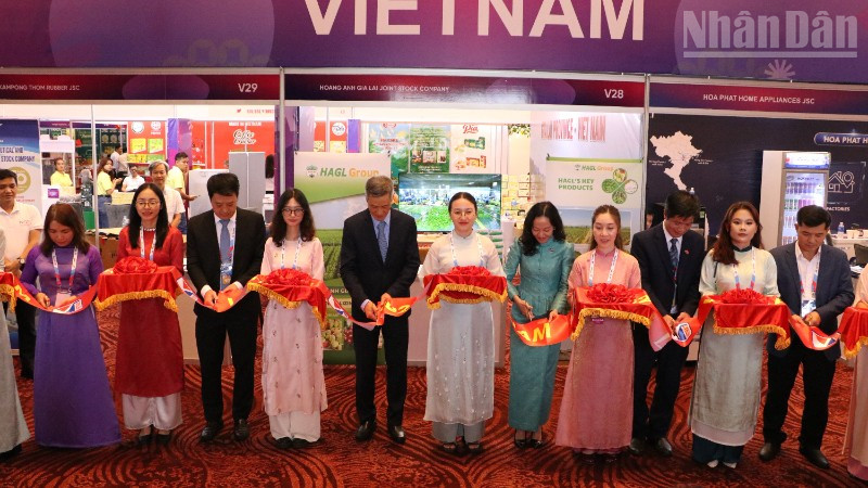 Các đại biểu cắt băng khai mạc Hội chợ Thương mại Việt Nam tại Campuchia 2025. (Ảnh: HUY VŨ)