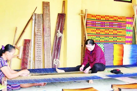 Cơ sở của chị Công tạo ra nhiều sản phẩm từ cói, chiếu cói đa dạng.