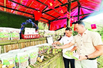 Trưng bày, giới thiệu hàng hóa nông sản do người dân xã Sa Loong sản xuất, chế biến tại chợ phiên “Sa Loong: Hương đất-Tình người”.