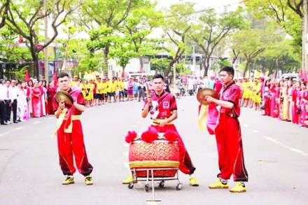 Lễ hội biển Sơn Trà diễn ra vào đầu xuân hằng năm là dịp để ôn lại truyền thống và phát huy nghề biển của cư dân ven biển Sơn Trà.
