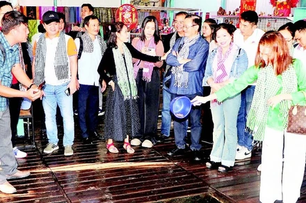  Du khách tham quan làng bè ngã ba sông Châu Đốc.