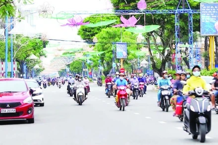 Người dân tham gia giao thông trên đại lộ Hòa Bình, thành phố Cần Thơ.