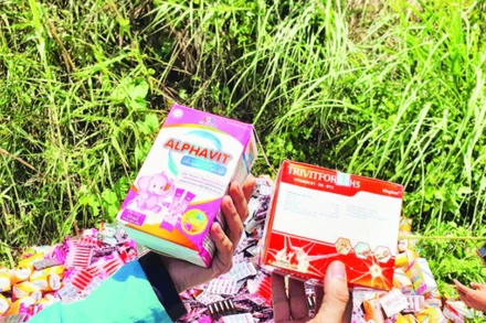 Cơ quan chức năng vừa phát hiện một lượng lớn thuốc, thực phẩm chức năng bị vứt bỏ ở bãi đất trống trên địa bàn huyện Bình Chánh.