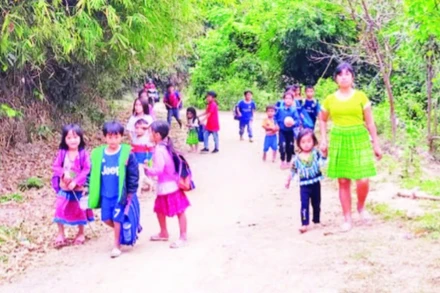 Trẻ em trong bản Tà Cóm đến lớp học.