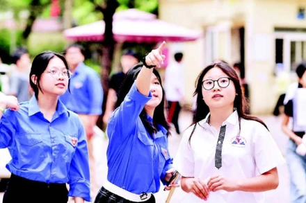 Lực lượng tình nguyện viên “Tiếp sức mùa thi” năm 2025 hỗ trợ thí sinh Thủ đô trong kỳ thi tuyển sinh lớp 10 công lập.