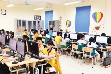Học sinh Trường tiểu học Thụy An (huyện Ba Vì) học tập trên môi trường số.