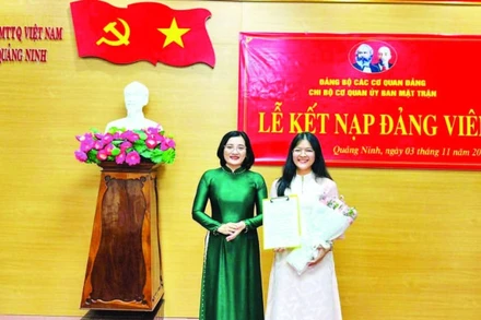 Chi bộ cơ quan Ủy ban Mặt trận Tổ quốc xã Quảng Ninh, tỉnh Quảng Trị kết nạp đảng viên mới.