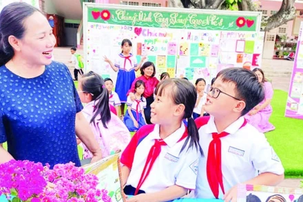 Hiệu trưởng Trường tiểu học Thực hành sư phạm Ngụy Như Kon Tum Lê Thị Hồng Liên với các học sinh trong tiết học ngoại khóa.