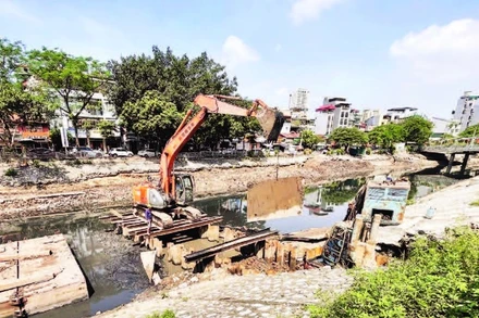 Việc cải tạo sông Tô Lịch đang được các đơn vị thi công khẩn trương.