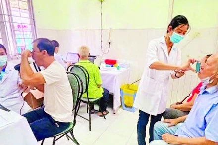 Bệnh nhân hen suyễn khám, điều trị tại cộng đồng.