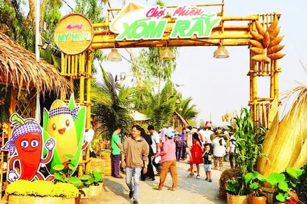 Du khách tham quan, mua sắm tại chợ phiên Xóm Rẫy.