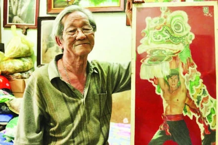 Họa sĩ Phan Há bên tác phẩm truyền thần rất sinh động.