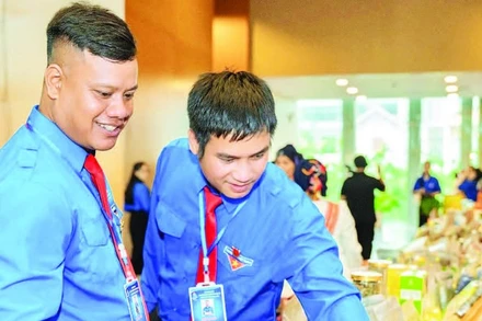 Gian hàng trưng bày và giới thiệu sản phẩm nông sản sạch từ phong trào thanh niên Gia Lai khởi nghiệp.