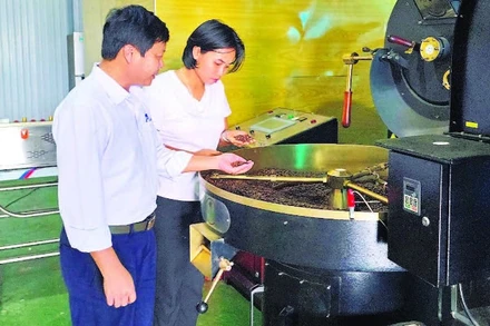 Chính quyền xã Ia Phí vận động chị Rơ Châm Awưnh hoàn chỉnh hồ sơ để hướng đến OCOP đạt 4 đến 5 sao.