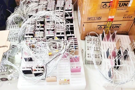 2.000 điện thoại di động được các đối tượng sử dụng để tạo hàng loạt tài khoản mạng xã hội ảo như Telegram, Viber, Tinder, Zalo... (Ảnh Công an cung cấp)