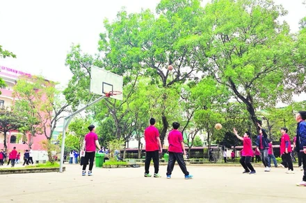 Học sinh Trường trung học cơ sở Trần Mai Ninh trong giờ ra chơi.