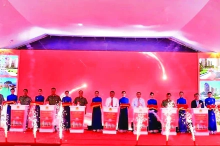 Các đại biểu bấm nút khởi công dự án xây dựng nhà ở cho lực lượng Công an nhân dân tại Khánh Hòa. (Ảnh VŨ TÂN)