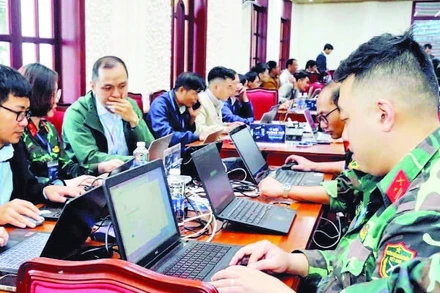 Thành viên các Đội ứng cứu sự cố an toàn thông tin mạng tỉnh Lâm Đồng xử lý sự cố trên không gian mạng tại chương trình tập huấn.