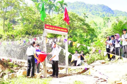 Cây cầu treo qua làng Tu Nương, xã Trà Tập hoàn thành trong niềm vui của người dân.