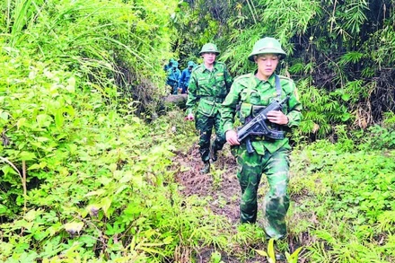 Cán bộ, chiến sĩ Đồn Biên phòng Cửa khẩu Lệ Thanh tuần tra biên giới.
