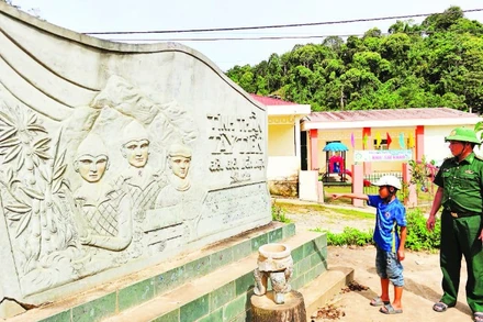 Bia đá cùng phù điêu dựng tại bản Sài Khao, xã Mường Lý, tỉnh Thanh Hóa khắc ghi điểm đến của đoàn quân "Tây Tiến" trong kháng chiến chống Pháp.