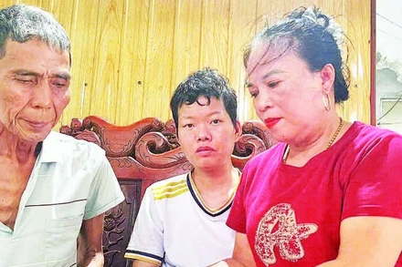 Chị Phan Thị Thuyên (ngoài cùng bên phải) quyên góp và trao 200 triệu đồng cho người nhà bà Nguyễn Thị Quyên để giúp bà Quyên điều trị tai nạn.