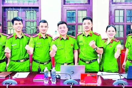 Công an xã Minh Hóa, tỉnh Quảng Trị giải đáp thủ tục hành chính qua hình thức livestream.