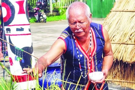 Già làng thực hiện nghi thức mời Yàng về dự lễ hội.