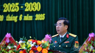 Đại tá Phạm Văn Đông, Chủ nhiệm Chính trị Quân khu 4 phát biểu chỉ đạo Đại hội.