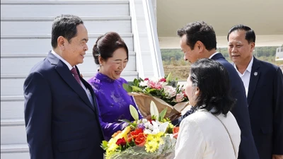 Chủ tịch Quốc hội Trần Thanh Mẫn và Phu nhân đến sân bay quốc tế Geneva, Thụy Sĩ. (Ảnh: Doãn Tấn/TTXVN)