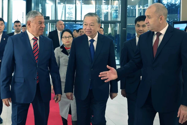 Tổng thống Bulgaria Rumen Radev và lãnh đạo doanh nghiệp quốc phòng Samel 90 đón Tổng Bí thư Tô Lâm. (Ảnh: THỐNG NHẤT/TTXVN)