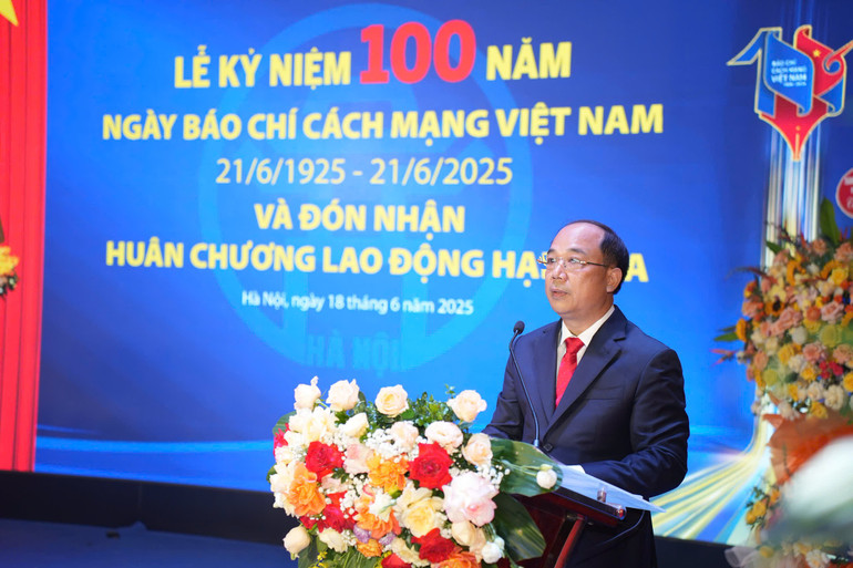 Ông Nguyễn Mạnh Hưng, Tổng Biên tập Báo Tuổi trẻ Thủ đô phát biểu khai mạc buổi lễ. z6718206790596-f572d32568de607c483e8ea72959bf5b.jpg