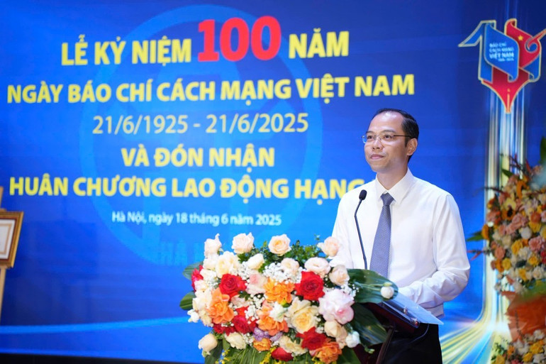 Đồng chí Nguyễn Tiến Hưng - Ủy viên BCH Trung ương Đoàn, Phó Bí thư Thành đoàn, Chủ tịch Hội Sinh viên Việt Nam TP Hà Nội phát biểu tại buổi lễ. bao-tuoi-tre-thu-do-vinh-du-don-nhan-huan-chuong-lao-dong-hang-ba-20250618151330.jpg